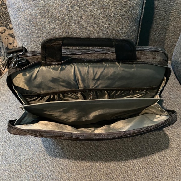 Brenthaven 16” x 13 1/2” Computer Bag Lightweight  Black Like New, Luggage strap - Picture 8 of 14